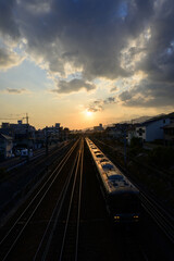 沈みゆく夕日と列車。jr芦屋駅近くにて日没前に撮影。