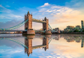Crédence de cuisine en verre imprimé Tower Bridge London Tower Bridge and Thames river viewed at sunset hour in London, England