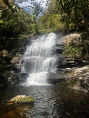 Parque Nacional da Serra do Mar através de uma trilha em meio a Mata Atlântica é possível desfrutar de cachoeiras de águas cristalinas.