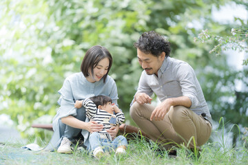 公園で遊ぶ幸せなアジア系（日本人）の家族 新緑の季節春夏のイメージ