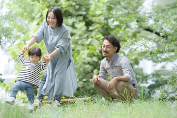 公園で遊ぶ幸せなアジア系（日本人）の家族 新緑の季節春夏のイメージ