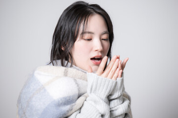 マフラーとニットを着た若い女性のポートレート　秋冬