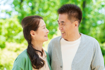 Obraz premium 公園で見つめ合うシニア夫婦