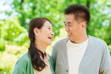 Obraz premium 公園で見つめ合うシニア夫婦