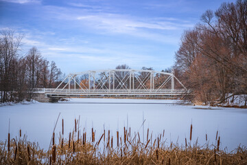 White metal Minto Bridge across the Rideau River during winter, part of a ceremonial route leading from Rideau Hall to Parliament Hill, Stanley Park, Ottawa, Ontario, Canada (January 2021). - obrazy, fototapety, plakaty