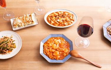 中華とワインのテーブル