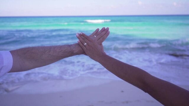 m&atilde;o, praia, ver&atilde;o, f&eacute;rias, natureza, mulheres, areia, c&eacute;u, oceano, viagem, relaxar, conceito, gesticular, sol, tropical, relaxamento, feriado, mar