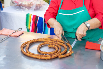 personas haciendo churros mexicano 