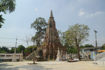 The main chedi is located behind the chapel of Wat Mai Prachamphon. It looks like a pagoda with a large corner added. The base is square, 15 meters long on each side, and 24 meters high. Thailand.