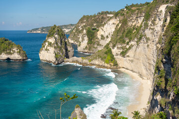 Obraz premium Beautiful diamond beach at Nusa Penida, Bali, Indonesia. Seascape, waves, blue sea and rocks