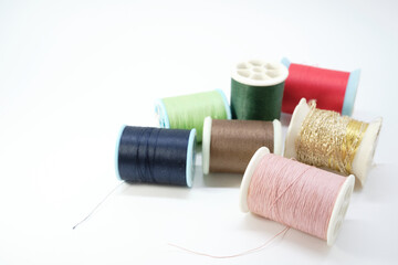 ミシン糸で裁縫をするイメージ