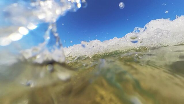 sanft brechende Wellen im klaren seichten Wasser, wundersch&ouml;ner einsamer menschenleerer Sandstrand, Horizont, Brandung, Wellen
