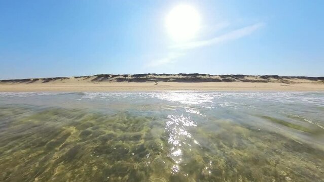 sanft brechende Wellen im klaren seichten Wasser, wundersch&ouml;ner einsamer menschenleerer Sandstrand, Horizont, Brandung, Wellen
