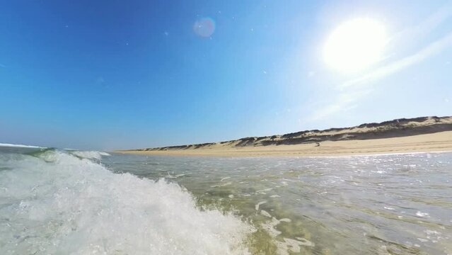 sanft brechende Wellen im klaren seichten Wasser, wundersch&ouml;ner einsamer menschenleerer Sandstrand, Horizont, Brandung, Wellen
