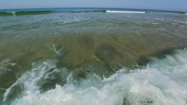 sanft brechende Wellen im klaren seichten Wasser, wundersch&ouml;ner einsamer menschenleerer Sandstrand, Horizont, Brandung, Wellen
