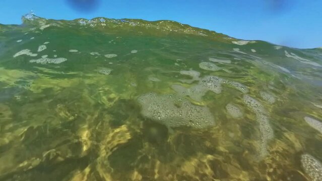 sanft brechende Wellen im klaren seichten Wasser, wundersch&ouml;ner einsamer menschenleerer Sandstrand, Horizont, Brandung, Wellen
