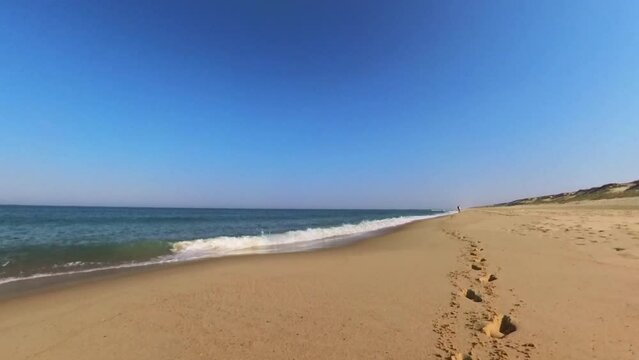 wundersch&ouml;ner einsamer menschenleerer Sandstrand, Horizont, Brandung, Wellen, Fu&szlig;spuren
