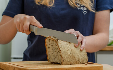 Kroić chleb nożem kuchennym w kuchni