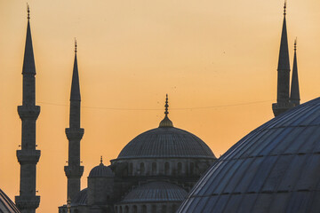 Obraz premium Blue Mosque as seen from Hagia Sofia at sunset, Istanbul, Turkey