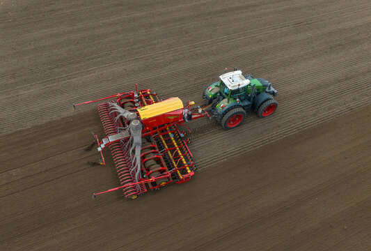 Landwirtschaft, Aussaat von Winterweizen auf einem Feld bei Rostock, Mecklenburg-Vorpommern, Deutschland, 28.09.2023