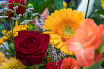 Blumengesteck mit Rosen