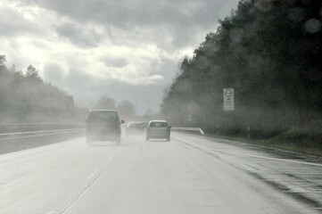 Schlechte Sichtverhältnisse:  Auto fahren auf der Autobahn bei starken Regen und Gewitter.