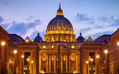 Foto op Plexiglas Vatican City (Holy See. Rome, Italy. Dome of St. Peters Basil cathedral at Saint Peter's Square. Evening sunset, golden hour with evening sky and street lamps. © Yasonya