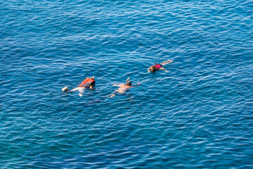 Familia haciendo snorkel en la Costa Brava, Cataluña, España 