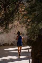 Chica corriendo por el Camino de Ronda de S'Agar&oacute; Costa Brava