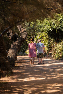 Pareja de personas mayares caminando por el Camino de Ronda de S'Agaró Costa Brava