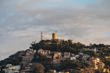Vistas desde Sa Palomera al Castillo de Sant Joan en Blanes, Costa Brava