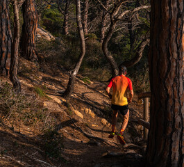 Chico corriendo por el camino de Ronda de Sant Feliu de Guíxols, Costa Brava 