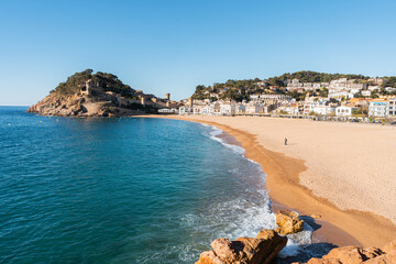 Playa Grande de Tossa de Mar con las vistas del Castillo y su Muralla, Costa Brava, Cataluña,...