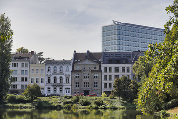 Düsseldorf, Blick vom Schwanenspiegel zu den historischen Häuserfassaden an der Wasserstraße mit der NRW Bank im Hintergrund - obrazy, fototapety, plakaty