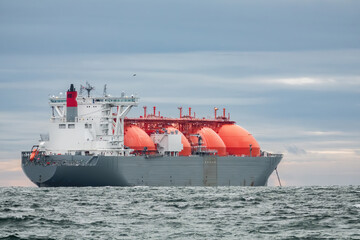 LNG - Tanker auf dem Meer - obrazy, fototapety, plakaty