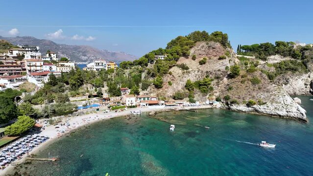 Isola Bella, attrazione turistica di Taormina in Sicilia, Italia.
Il mare azzurro e cristallino della costa di Taormina filmato dal drone.