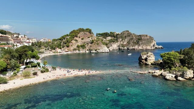 Isola Bella, attrazione turistica di Taormina in Sicilia, Italia.
Il mare azzurro e cristallino della costa di Taormina filmato dal drone.