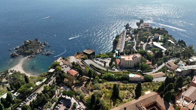 Isola Bella, attrazione turistica di Taormina in Sicilia, Italia.
Il mare azzurro e cristallino della costa di Taormina filmato dal drone.