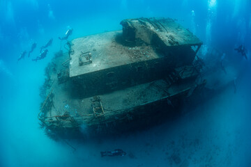 wreck and divers