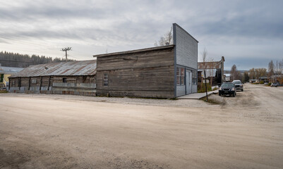 Obraz premium Street intersection in Dawson City, Yukon, Canada with historic wooden building