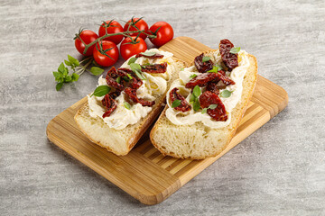 Bruschetta with strachatella and dry tomato