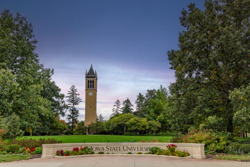 Obraz premium Iowa State University Campus with fall colors at sunset