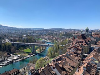 Altstadt mit türkisem Fluss