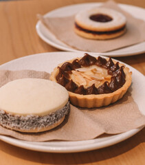 Alfajor de maicena, coco y dulce de leche, típico sudamericano