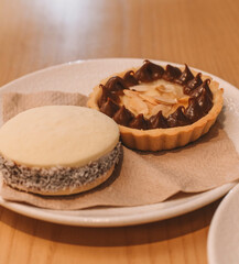 Alfajor de maicena, coco y dulce de leche, típico sudamericano