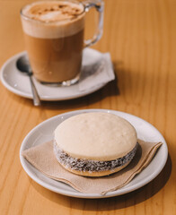 Alfajor de maicena, coco y dulce de leche, típico sudamericano