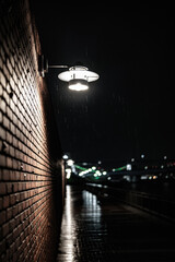 雰囲気のある煉瓦壁と東京夜景