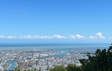 Naklejka premium 山頂から見た街並みと海