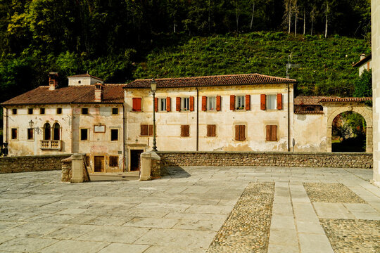 Lo storico borgo di Vidor e l'Abbazia Benedettina di Santa Bona nella regione del Valdobbidene in provincia di Treviso. Veneto, Italia