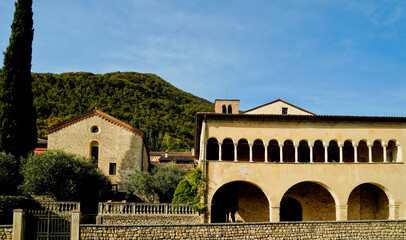 Fototapeta premium Lo storico borgo di Vidor e l'Abbazia Benedettina di Santa Bona nella regione del Valdobbidene in provincia di Treviso. Veneto, Italia